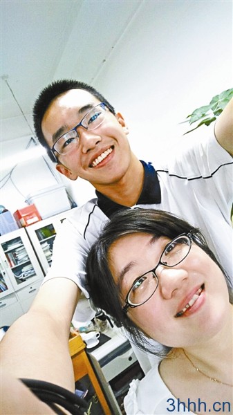 点击查看原图 姜海洋同学(上)与语文老师